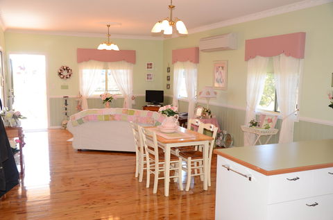 Milford Country Cottages - SA Accommodation 1