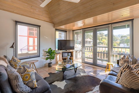 Dlux + Escape @ Lorne - SA Accommodation 0