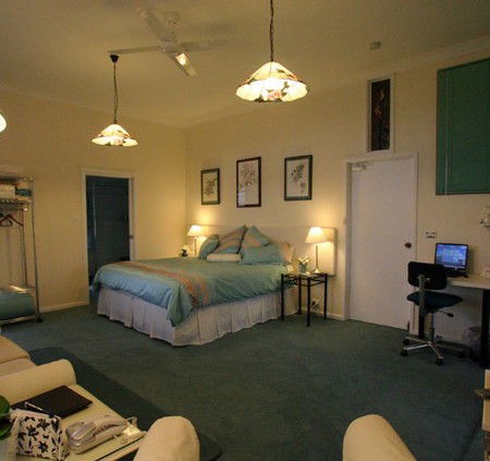 Pratically Lakeside B & B - SA Accommodation 1