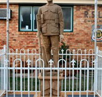 Soldier Statue Memorial Chinchilla - SA Accommodation