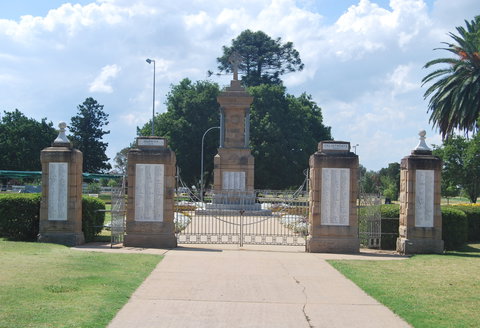 Warwick War Memorial And Gates - SA Accommodation 0