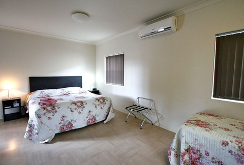 Station Hotel - SA Accommodation 2