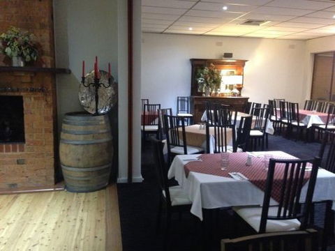 Moyhu Hotel - SA Accommodation 2
