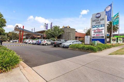 Quality Hotel Taylors Lakes - SA Accommodation 4