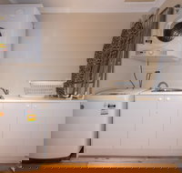 Lovely 5BR house walk to train and shops - SA Accommodation