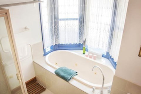 Artee House - A Bright Escape - SA Accommodation 4