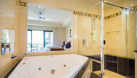LUXE At Sanctuary Cove - SA Accommodation 3