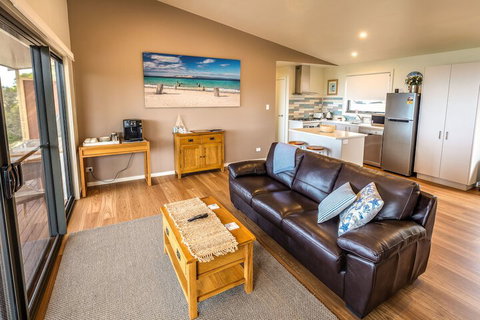 Sea Dragon Lodge & Villas - SA Accommodation 5