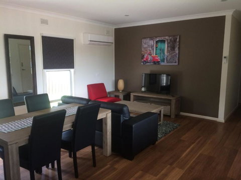 Costa Park Cottage Dio Armidale - SA Accommodation 4