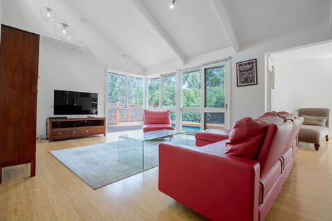 Comfy Holiday House With Pool@rosanna - SA Accommodation 2