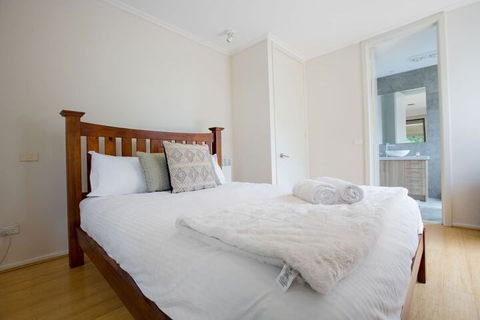 Comfy Holiday House With Pool@rosanna - SA Accommodation 4
