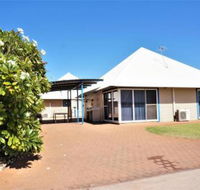 Osprey Holiday Village Unit 120 Colourful 3 Bedroom Holiday Villa with a Pool in the Complex - SA Accommodation