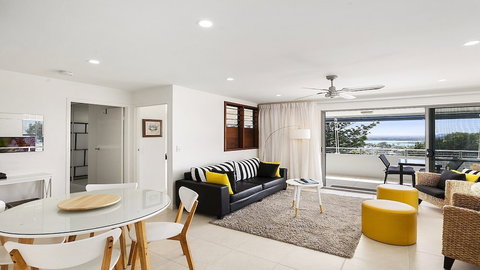 A Stylish Apartment With Noosa Views! Unit 6 Yaringa 29 Noosa Drive - SA Accommodation 2
