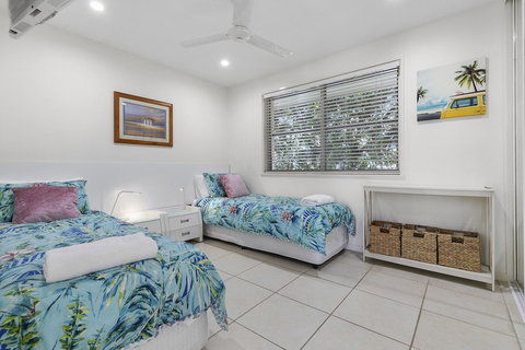 A Stylish Apartment With Noosa Views! Unit 6 Yaringa 29 Noosa Drive - SA Accommodation 3
