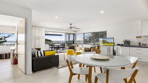 A Stylish Apartment With Noosa Views! Unit 6 Yaringa 29 Noosa Drive - SA Accommodation 6