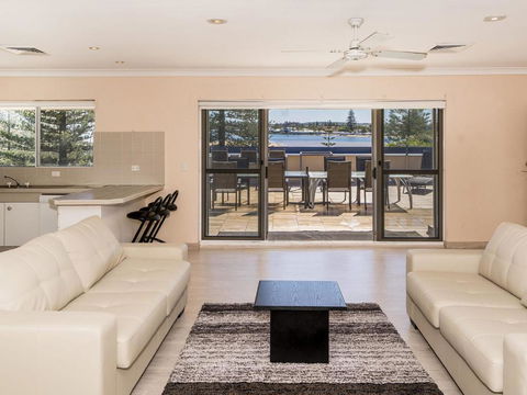 Lakeshore Apartments Unit 5 - SA Accommodation 5