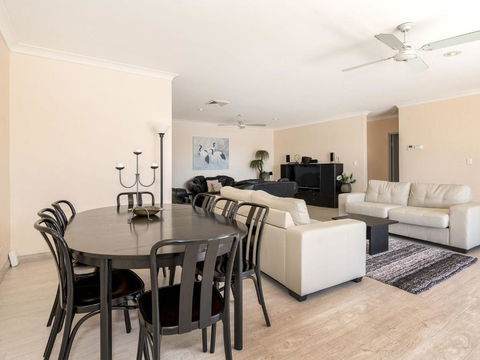 Lakeshore Apartments Unit 5 - SA Accommodation 2