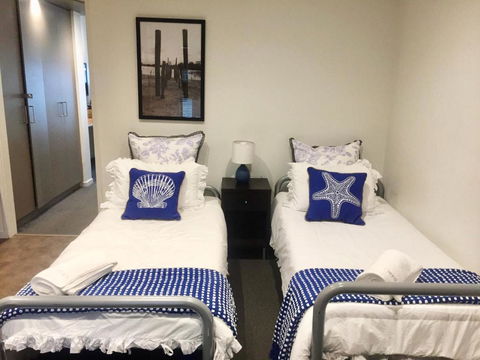 FAMILY ISLAND GETAWAY BEACHFRONT APARTMENT - SA Accommodation 2