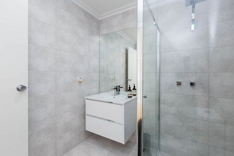 ROLAND, 1BDR Melbourne Apartment - SA Accommodation 6
