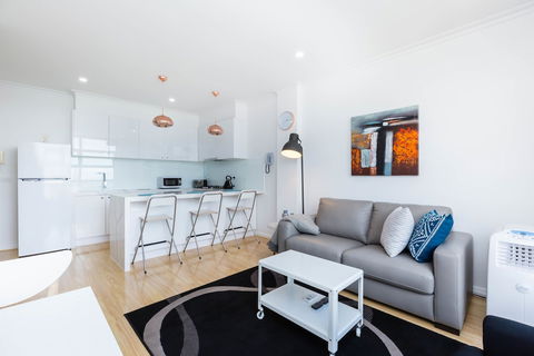 ROLAND, 1BDR Melbourne Apartment - SA Accommodation 3