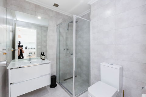 ROLAND, 1BDR Melbourne Apartment - SA Accommodation 5