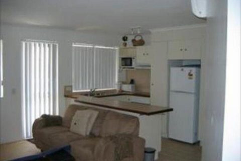 Beachside Court Holiday Apartments - SA Accommodation 2