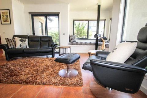 Avignon In Bright - SA Accommodation 5