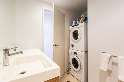 RIVER, 1BDR Melbourne Apartment - SA Accommodation 5