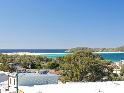 Whale Tales 78 Lentara Street FANTASTIC WATER VIEWS OVER FINGAL BEACH - SA Accommodation 3