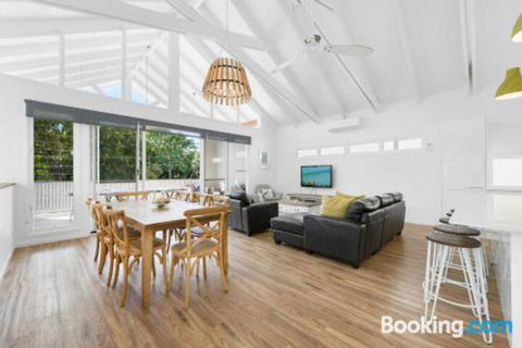 Mudjimba Island Beach House - SA Accommodation 3