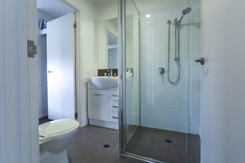 Watt Street 1 BR Apartment W Ocean Views - SA Accommodation 2