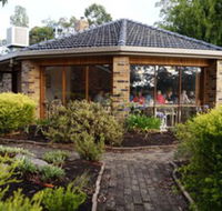 Magdala Motor Lodge  Lakeside Restaurant - SA Accommodation