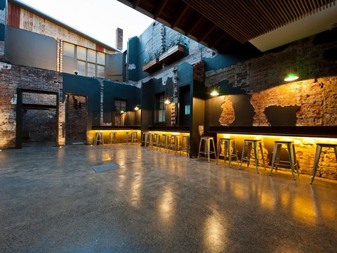 Royal Hotel Queanbeyan - SA Accommodation 1