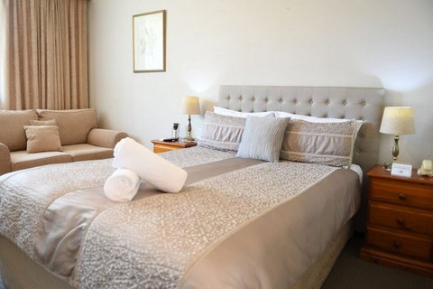 Cotswold Gardens - SA Accommodation 3