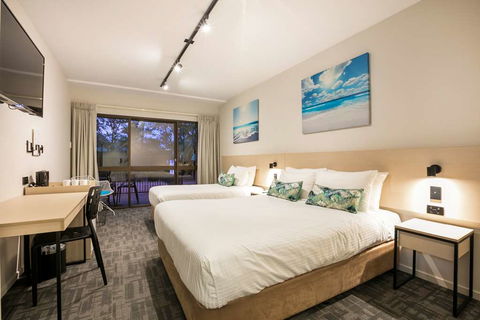 Kawana Waters Hotel By NightCap - SA Accommodation 2