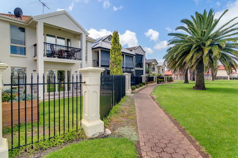 Port Adelaide Harbourside House - SA Accommodation 0