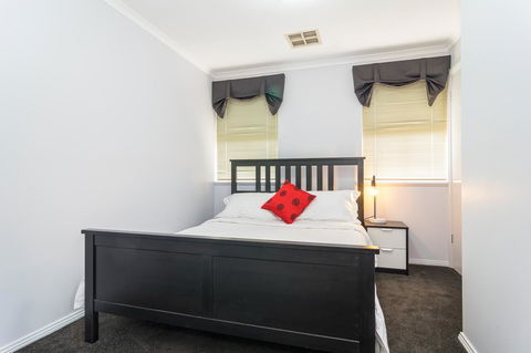 Port Adelaide Harbourside House - SA Accommodation 9