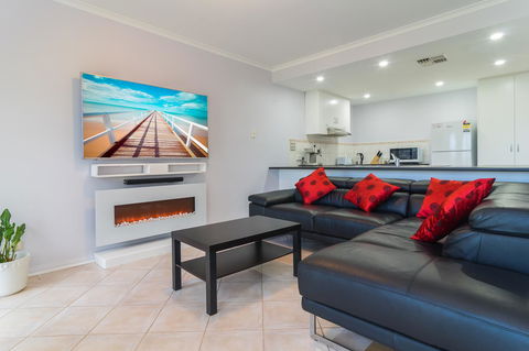 Port Adelaide Harbourside House - SA Accommodation 3
