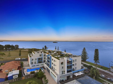 Lakeside Waterfront Apartment The Entrance - SA Accommodation 16