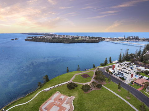 Lakeside Waterfront Apartment The Entrance - SA Accommodation 18