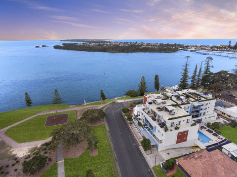 Lakeside Waterfront Apartment The Entrance - SA Accommodation 17