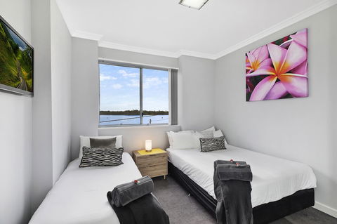 Lakeside Waterfront Apartment The Entrance - SA Accommodation 10