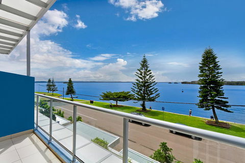 Lakeside Waterfront Apartment The Entrance - SA Accommodation 33