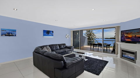 Lakeside Waterfront Apartment The Entrance - SA Accommodation 6