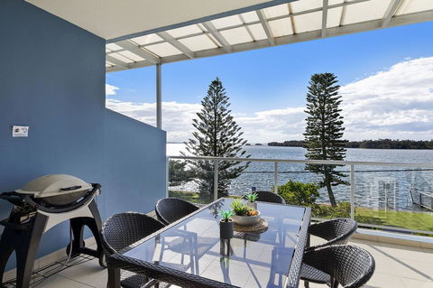 Lakeside Waterfront Apartment The Entrance - SA Accommodation 30