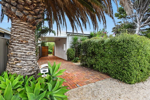 Ainslie Roberts Drive Retreat - SA Accommodation 13