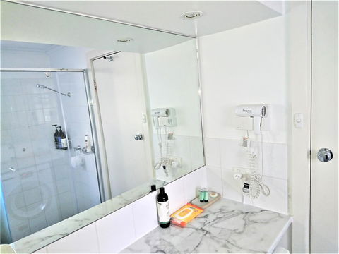 Hi 5 Glenelg Studio Apartment - SA Accommodation 6