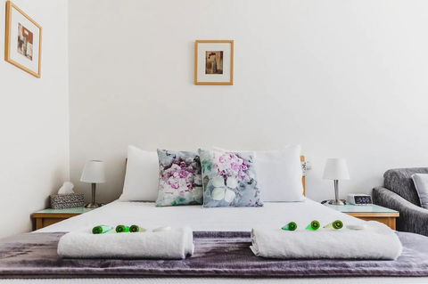 Hi 5 Glenelg Studio Apartment - SA Accommodation 1