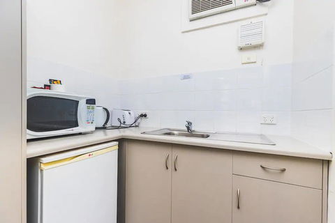 Hi 5 Glenelg Studio Apartment - SA Accommodation 7