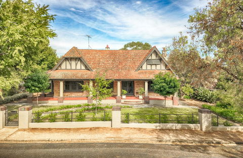 The Tudor House - SA Accommodation 0